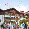 Wacker-Azubis und Senioren lassen Wunschballons steigen