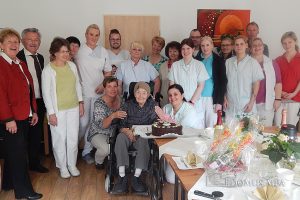 Tittmoning - Maria Raita freute sich über viele Gratulanten zu ihrem 100. Geburtstag, den sie im Tittmoninger Seniorenzentrum feierte ...