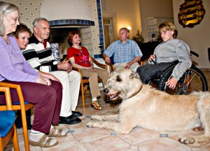 Sabine Beitz besucht mit irischen Wolfshunden das Seniorenzentrum Bayerisch Gmain