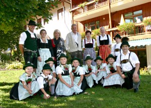 Straßenfest in Bayerisch Gmain mit dem Trachtenverein D’Lattenberger