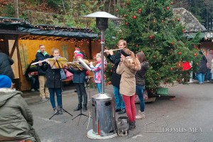 Weihnachtsmarkt Hallthurm: die Querflöten-Schülerinnen der Musikschule Berchtesgaden beim ihrem Auftritt.